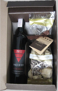 Geschenkpackung mit Vino aromatizzato und Tartufi dolci neri